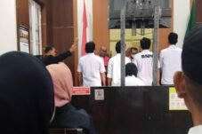 Suasana persidangan kasus narkotika di Pengadilan Negeri Makassar yang mendengarkan tanggapan penasihat hukum terdakwa atas Replik Jaksa Penuntut Umum.