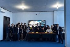 Pengurus Senat Mahasiswa STKIP YPUP Makassar periode 2026 berfoto bersama usai pelantikan di Kampus STKIP YPUP Makassar, Sabtu (4/7/2026).