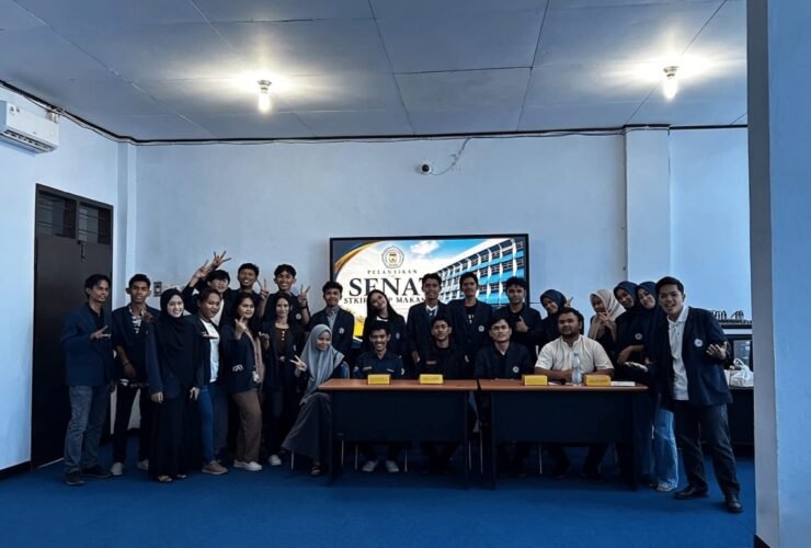 Pengurus Senat Mahasiswa STKIP YPUP Makassar periode 2026 berfoto bersama usai pelantikan di Kampus STKIP YPUP Makassar, Sabtu (4/7/2026).