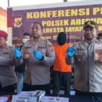 Konferensi pers Polresta Jayapura Kota bersama Polsek Abepura memperlihatkan barang bukti 82 butir amunisi ilegal berbagai kaliber yang diduga akan diselundupkan ke Papua Nugini. Dalam pengungkapan kasus tersebut, polisi turut mengamankan seorang pria berinisial GSP (42) yang kini menjalani proses penyidikan lebih lanjut. Foto: Humas Polresta Jayapura Kota.
