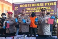 Konferensi pers Polresta Jayapura Kota bersama Polsek Abepura memperlihatkan barang bukti 82 butir amunisi ilegal berbagai kaliber yang diduga akan diselundupkan ke Papua Nugini. Dalam pengungkapan kasus tersebut, polisi turut mengamankan seorang pria berinisial GSP (42) yang kini menjalani proses penyidikan lebih lanjut. Foto: Humas Polresta Jayapura Kota.