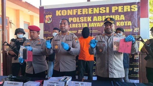 Konferensi pers Polresta Jayapura Kota bersama Polsek Abepura memperlihatkan barang bukti 82 butir amunisi ilegal berbagai kaliber yang diduga akan diselundupkan ke Papua Nugini. Dalam pengungkapan kasus tersebut, polisi turut mengamankan seorang pria berinisial GSP (42) yang kini menjalani proses penyidikan lebih lanjut. Foto: Humas Polresta Jayapura Kota.