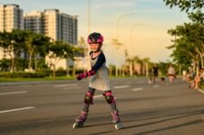 Delfina Arkanaya Ramadhani berlatih sepatu roda di kawasan Center Point of Indonesia (CPI) Makassar. Olahraga yang digelutinya sejak kelas 3 SD ini mengantarkannya meraih Juara 3 Kejuaraan Sepatu Roda Tingkat Pemula Kota Makassar 2024.