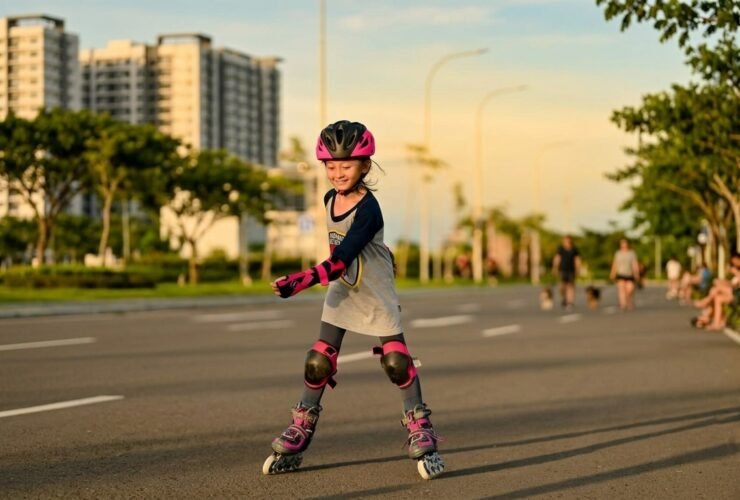 Delfina Arkanaya Ramadhani berlatih sepatu roda di kawasan Center Point of Indonesia (CPI) Makassar. Olahraga yang digelutinya sejak kelas 3 SD ini mengantarkannya meraih Juara 3 Kejuaraan Sepatu Roda Tingkat Pemula Kota Makassar 2024.