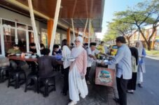 Suasana Jumat Berkah yang digelar Yayasan Fadlun Izas bersama Kedai Nyeruput Toriolo di Royal Sentra Land BTP, Makassar, Jumat (10/7/2026). Program ini menghadirkan sarapan dan pemeriksaan kesehatan gratis serta kupon undian berhadiah umrah bagi para pengunjung.