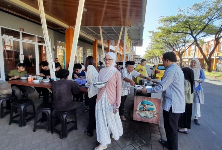 Suasana Jumat Berkah yang digelar Yayasan Fadlun Izas bersama Kedai Nyeruput Toriolo di Royal Sentra Land BTP, Makassar, Jumat (10/7/2026). Program ini menghadirkan sarapan dan pemeriksaan kesehatan gratis serta kupon undian berhadiah umrah bagi para pengunjung.
