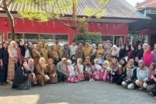 Kepala SD Negeri Borong Makassar, Andi Ety Cahyani, S.Pd., M.Pd., bersama guru, tenaga kependidikan, komite sekolah dan orang tua murid, berfoto bersama usai pembukaan MPLS Ramah Tahun Ajaran 2026/2027.