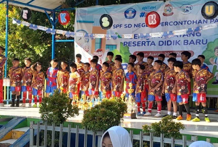 Ekstrakurikuler Futsal SDN Percontohan PAM Makassar menampilkan para siswa beserta deretan piala prestasi saat pengenalan kegiatan ekstrakurikuler pada hari terakhir MPLS 2026. Penampilan tersebut menjadi bagian dari upaya sekolah memperkenalkan wadah pengembangan minat, bakat, dan prestasi kepada peserta didik baru.