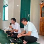 Koordinator Pelatihan Gammara Inklusi, Andi Asrul (kiri), memberikan arahan pada pembukaan Program Pembelajaran Al-Qur'an Braille yang digelar bekerja sama dengan Panti Guna Yayasan Pembinaan Tunanetra Indonesia (YAPTI) Makassar, Ahad (19/7/2026). Program ini menjadi wadah pembelajaran Al-Qur'an Braille bagi penyandang disabilitas netra sebagai upaya memperluas akses pendidikan keagamaan yang inklusif di Sulawesi Selatan.