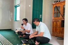Koordinator Pelatihan Gammara Inklusi, Andi Asrul (kiri), memberikan arahan pada pembukaan Program Pembelajaran Al-Qur'an Braille yang digelar bekerja sama dengan Panti Guna Yayasan Pembinaan Tunanetra Indonesia (YAPTI) Makassar, Ahad (19/7/2026). Program ini menjadi wadah pembelajaran Al-Qur'an Braille bagi penyandang disabilitas netra sebagai upaya memperluas akses pendidikan keagamaan yang inklusif di Sulawesi Selatan.