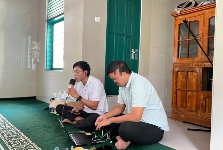 Koordinator Pelatihan Gammara Inklusi, Andi Asrul (kiri), memberikan arahan pada pembukaan Program Pembelajaran Al-Qur'an Braille yang digelar bekerja sama dengan Panti Guna Yayasan Pembinaan Tunanetra Indonesia (YAPTI) Makassar, Ahad (19/7/2026). Program ini menjadi wadah pembelajaran Al-Qur'an Braille bagi penyandang disabilitas netra sebagai upaya memperluas akses pendidikan keagamaan yang inklusif di Sulawesi Selatan.