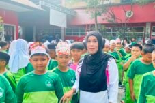 Siswa SDN Borong Makassar antusias mengikuti berbagai permainan tradisional seperti congklak, kelereng, lompat tali, engklek, bola bekel, dan gasing dalam rangka memperingati Hari Anak Nasional sebagai upaya melestarikan budaya sekaligus mengurangi ketergantungan terhadap gadget.