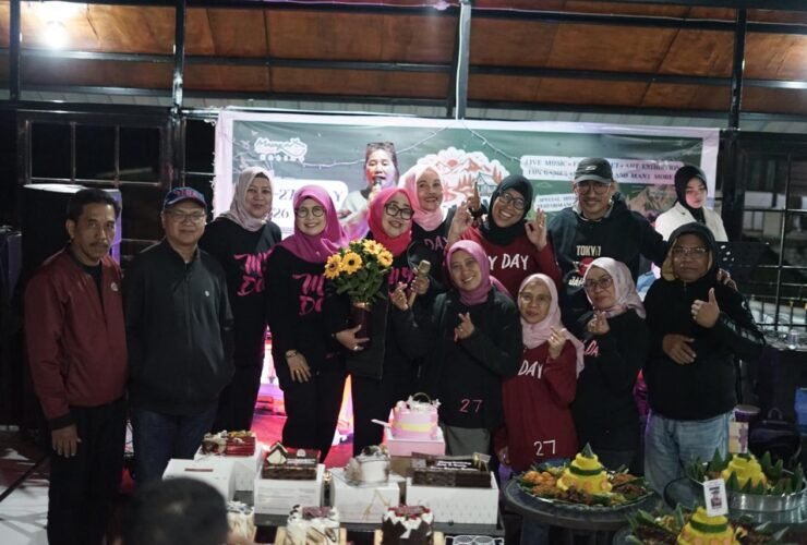 Kemeriahan puncak acara 'Masagena Day', perayaan ulang tahun ke-57 Prof. Dr. Andi Suriyaman Mustari Pide bersama para sahabat dan kolega di Cafe & Resto Masagena Cottage 3, Malino.