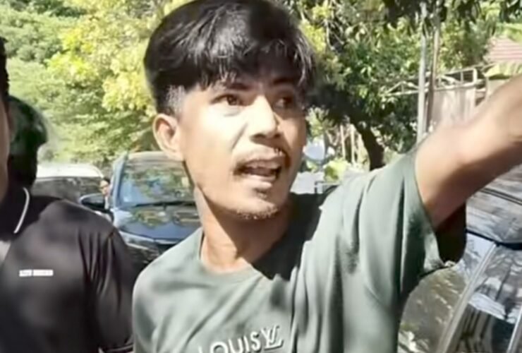 Pria diduga juru parkir liar saat terlibat adu mulut dengan pengendara mobil di Jalan Sungai Tangka, Makassar. Polisi masih memburu terduga pelaku.