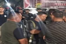 Tangkapan layar memperlihatkan suasana kerumunan orang yang diduga berkaitan dengan isu penggerudukan di lingkungan Polda Metro Jaya pada Rabu (8/7/2026) malam.