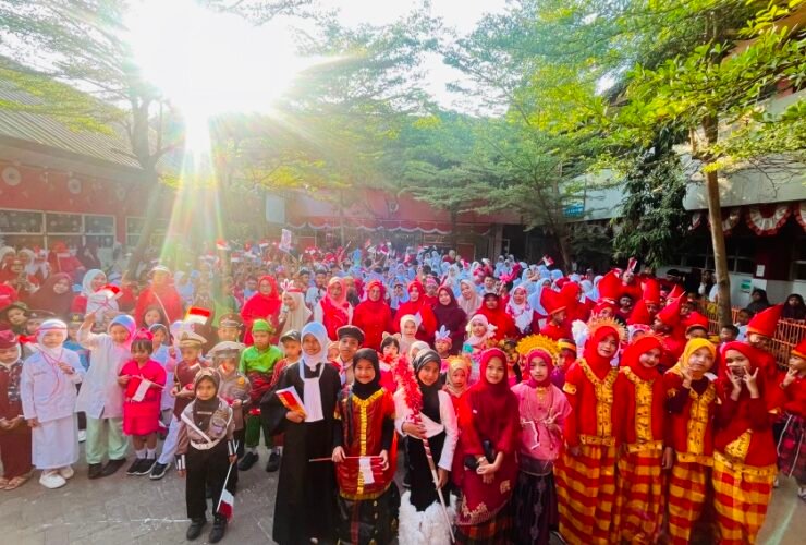 Semarak HUT Kemerdekaan RI ke-81 di SD Negeri Borong, Makassar. Siswa, guru, Bunda Pustaka, dan orang tua murid bersama-sama memeriahkan Pawai Karnaval Kemerdekaan dengan beragam kostum unik, pakaian adat, profesi, daur ulang, dan nuansa Merah Putih.