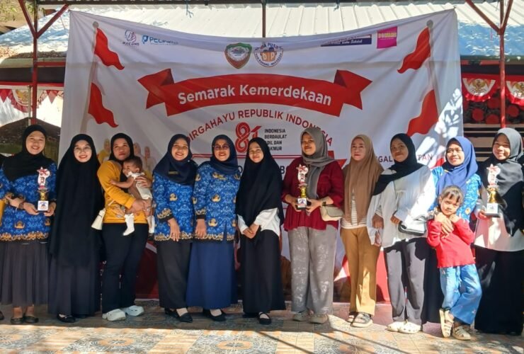 Kepala UPT SPF SDN Borong, Andi Etty Cahyani, S.Pd, M.Pd, dan Ketua Bunda Pustaka, Annisyah Arsyad, berfoto bersama guru dan orangtua murid pada penyerahan hadiah Semarak Kemerdekaan HUT ke-81 RI di SDN Borong, Makassar, Senin (17/8/2026).