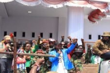 Foto : Massa DPD II KNPI Jayawijaya menggelar aksi penyampaian aspirasi di Tanah Papua dalam momentum HUT ke-81 Kemerdekaan Republik Indonesia. Peserta aksi menyampaikan tuntutan terkait penarikan militer non-organik, penguatan ruang demokrasi, pendekatan dialogis, serta perlindungan hak asasi manusia di Papua. Aksi berlangsung sebagai bentuk refleksi dan penyampaian aspirasi pemuda terhadap kondisi masyarakat di Tanah Papua.