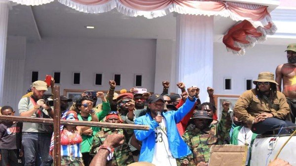 Foto : Massa DPD II KNPI Jayawijaya menggelar aksi penyampaian aspirasi di Tanah Papua dalam momentum HUT ke-81 Kemerdekaan Republik Indonesia. Peserta aksi menyampaikan tuntutan terkait penarikan militer non-organik, penguatan ruang demokrasi, pendekatan dialogis, serta perlindungan hak asasi manusia di Papua. Aksi berlangsung sebagai bentuk refleksi dan penyampaian aspirasi pemuda terhadap kondisi masyarakat di Tanah Papua.