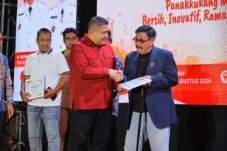 Momen Wali Kota Makassar Munafri Arifuddin menyerahkan penghargaan kepada AB Iwan Azis pada Pesta Rakyat Panakkukang memperingati HUT ke-81 RI, Senin (31/8/2026). Penghargaan ini menjadi kado istimewa bagi wartawan senior tersebut yang genap berusia 80 tahun di bulan Agustus.