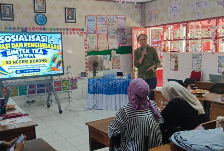 Pendiri LISaN Rusdin Tompo menyampaikan materi dalam kegiatan Sosialisasi Inovasi dan Pengimbasan Bimtek TKA di SD Negeri Borong Makassar, Senin (14/9/2026). Kegiatan ini menjadi bagian dari penguatan inovasi GEMBIRA dan Gerakan Literasi Sekolah.