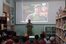 Mayor Inf. Dr. Khaedir Makkasau menyampaikan materi dan berbagi inspirasi literasi kepada murid kelas 6 UPT SPF SD Negeri Borong Makassar dalam kegiatan Rabu Literasi di Perpustakaan Gerbang Ilmu, Rabu (23/9/2026).