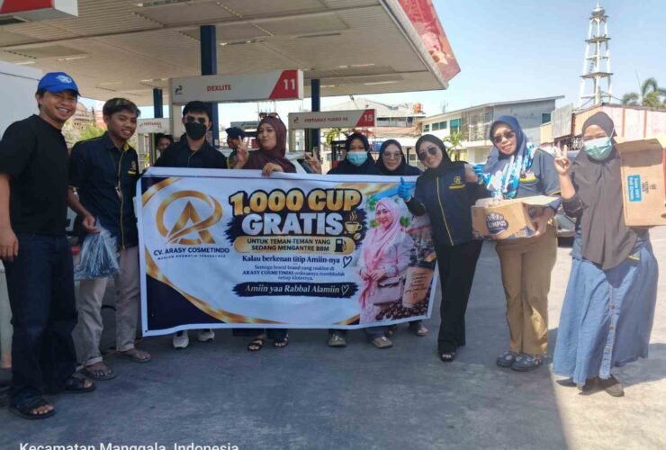 Tim CV Arashi Cosmetindo berfoto bersama di salah satu SPBU di Kecamatan Manggala, Makassar, dalam kegiatan pembagian 1.000 cup minuman gratis bagi masyarakat yang sedang mengantre BBM, Senin (14/9/2026). Aksi tersebut merupakan bentuk kepedulian Arashi kepada masyarakat di tengah panjangnya antrean BBM.