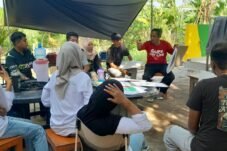 Mahasiswa UKM Seni Budaya Ihya ITBA Al Gazali Barru menggelar workshop lukis di Ruang Belajar Bantaran Jekneberang, Desa Taeng, Kabupaten Gowa, untuk mengasah kreativitas dan kemampuan seni lukis.