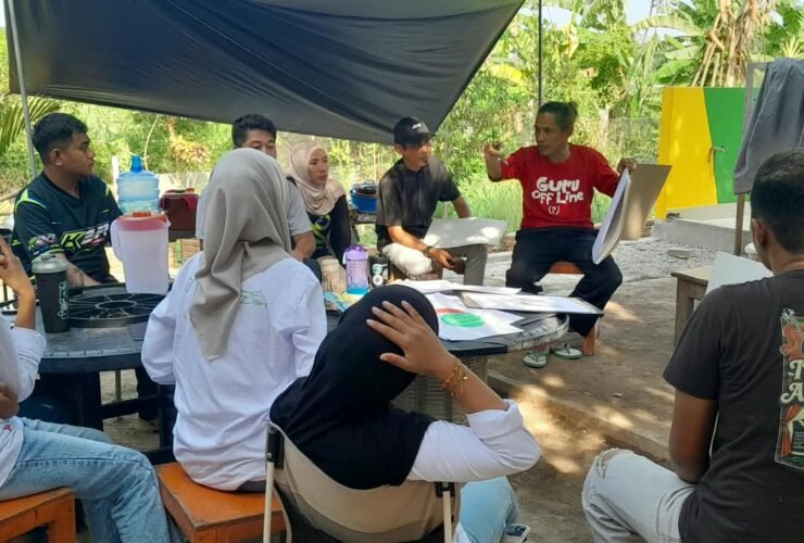 Mahasiswa UKM Seni Budaya Ihya ITBA Al Gazali Barru menggelar workshop lukis di Ruang Belajar Bantaran Jekneberang, Desa Taeng, Kabupaten Gowa, untuk mengasah kreativitas dan kemampuan seni lukis.