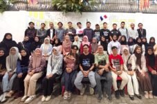 Foto bersama para peserta Bincang Buku Historiografi Rakyat: Tanah, Tubuh, dan Ingatan yang digelar di gedung Alliance Française (AF) Makassar, Jalan Maipa, Losari, Makassar, Minggu (18/10/2026).