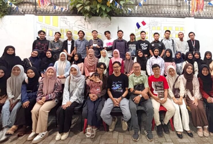 Foto bersama para peserta Bincang Buku Historiografi Rakyat: Tanah, Tubuh, dan Ingatan yang digelar di gedung Alliance Française (AF) Makassar, Jalan Maipa, Losari, Makassar, Minggu (18/10/2026).
