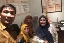 Kepala UPT SPF SD Inpres Tello Baru 2, Sahrina, bersama Ketua Tim Inovasi Berlayar, Muhammad Dwi Syawal, dan tim usai mengikuti Desk Penyusunan Profil Inovasi Brida Kota Makassar untuk ajang IMA 2026.