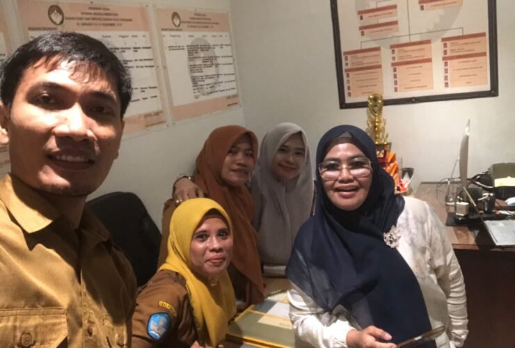 Kepala UPT SPF SD Inpres Tello Baru 2, Sahrina, bersama Ketua Tim Inovasi Berlayar, Muhammad Dwi Syawal, dan tim usai mengikuti Desk Penyusunan Profil Inovasi Brida Kota Makassar untuk ajang IMA 2026.